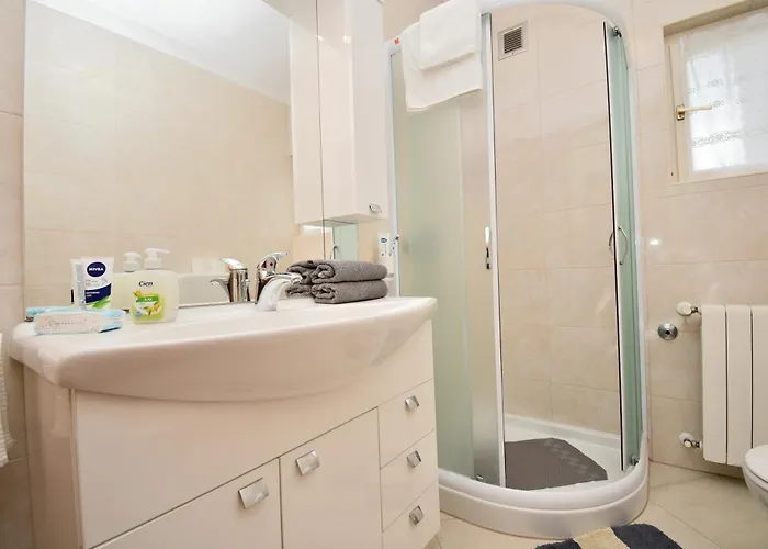 With Parking Space - 16495 Lejlighed *